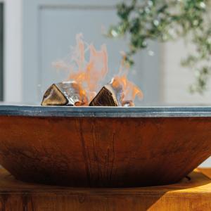 OFYR Island Corten 85 Grill & Feuerstelle mit Arbeitsplatte Keramik