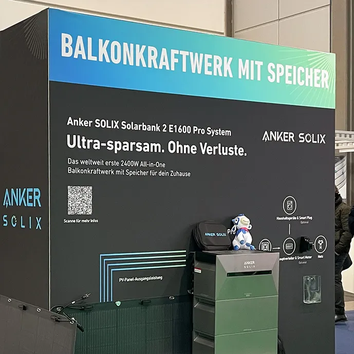 messestand-von-anker-solix,-wand-mit-batteriespeicher-davor