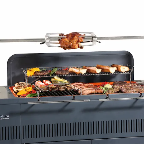 Everdure HUB Holzkohlegrill mit Spieß und gegrilltem Hähnchen