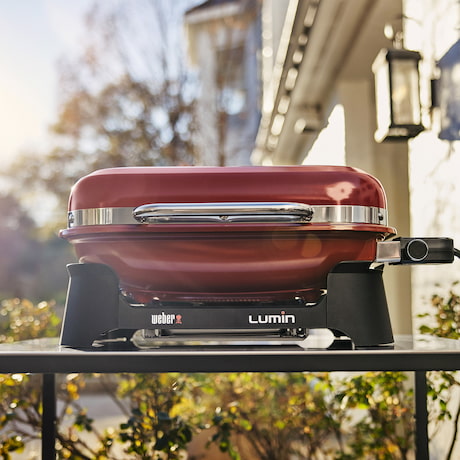 Weber Lumin Red Elektrogrill auf einem Balkon