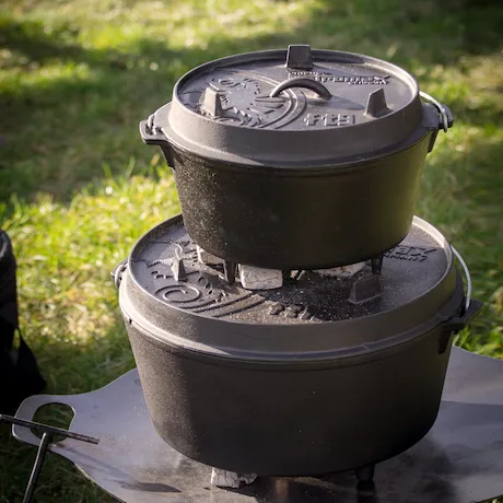 Die Dutch Oven von Petromax mit einer Wiese im Hintergrund.