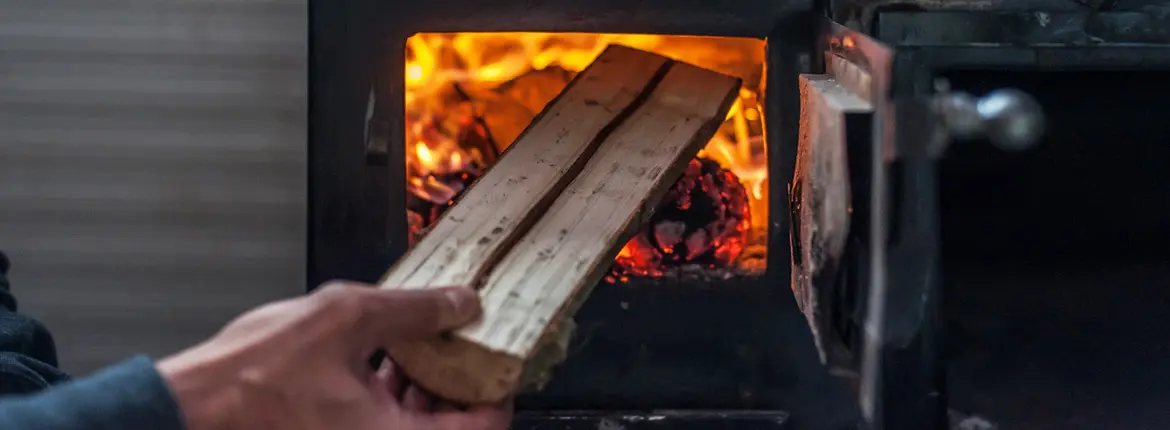 Blogartikel Feinstaub reduzieren - Holz nachlegen