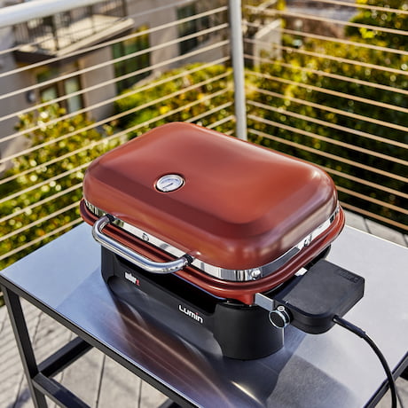 Weber Lumin Compact Red Elektrogrill auf einem Balkon