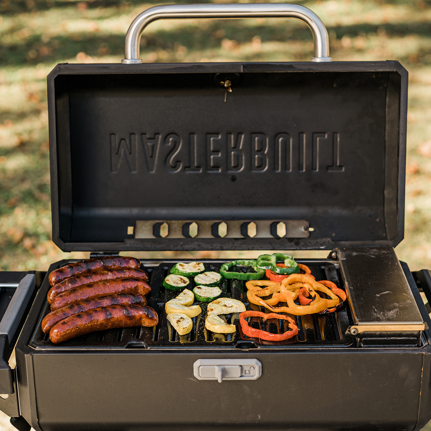 Masterbuilt Tragbarer Holzkohlegrill und Smoker mit Wagen