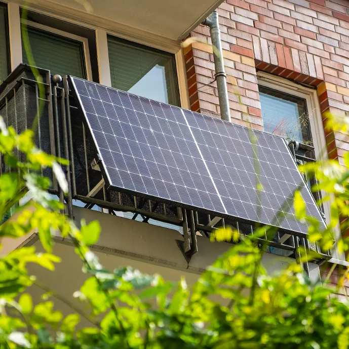 modernes-haus-mit-balkon-und-daran-ein-balkonkraftwerk-aus-zwei-modulen