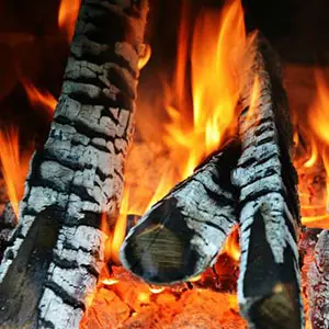 Nahaufnahme von brennenden Holzscheiten im Kamin.