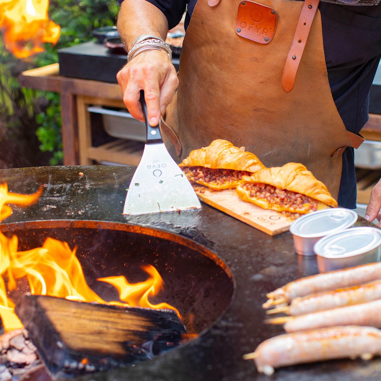 OFYR Island Corten 85 Grill & Feuerstelle mit Arbeitsplatte Teakholz