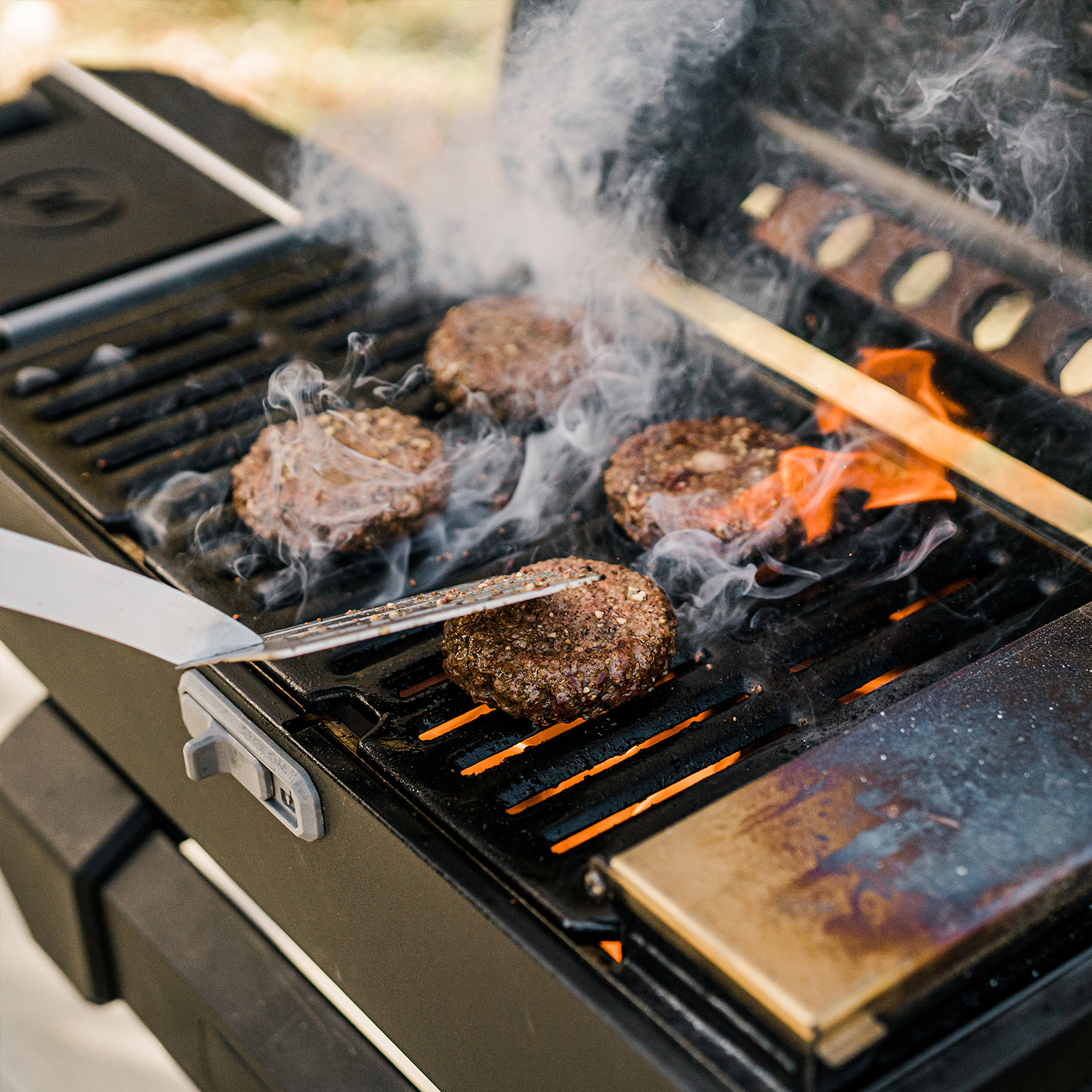 Masterbuilt Tragbarer Holzkohlegrill und Smoker mit Wagen