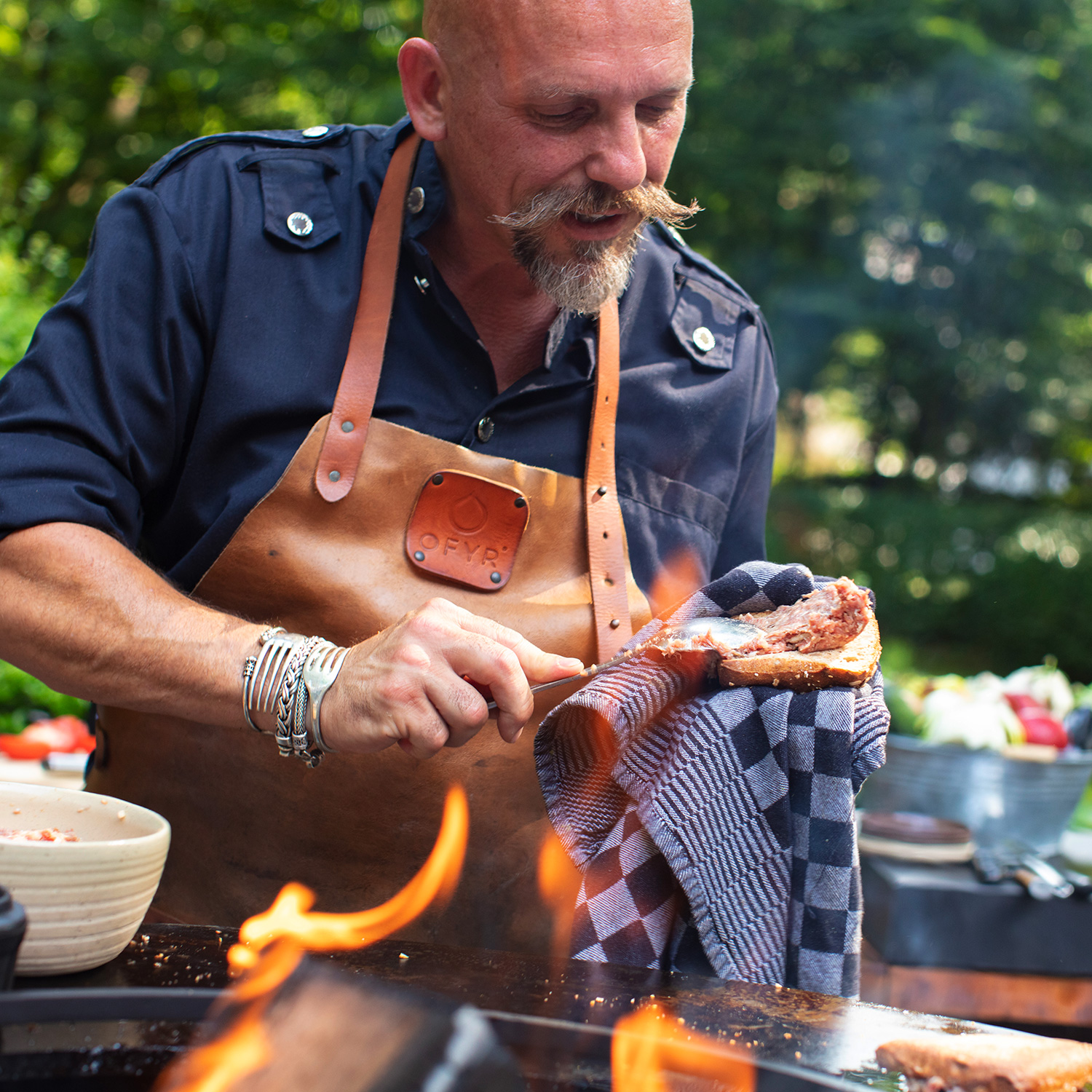 OFYR Grillschürze Leder Braun