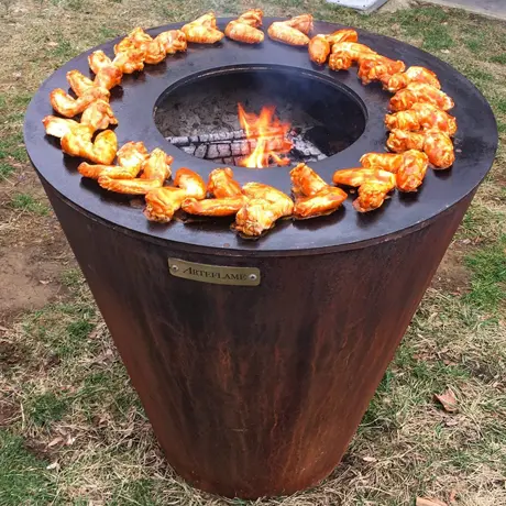 Arteflame One 30 Grill mit Hähnchenflügeln auf dem Grillring Arteflame One 30 Grill mit Hähnchenflügeln auf dem Grillring