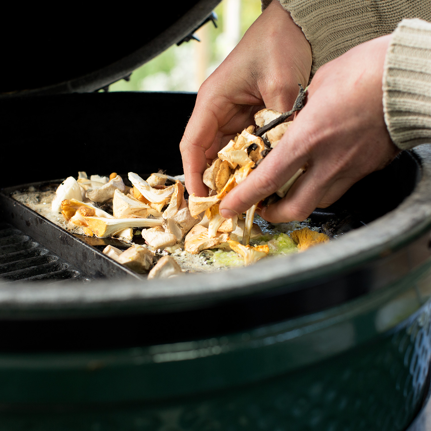 Big Green Egg Halbrunde Grillplatte aus Gusseisen für Large