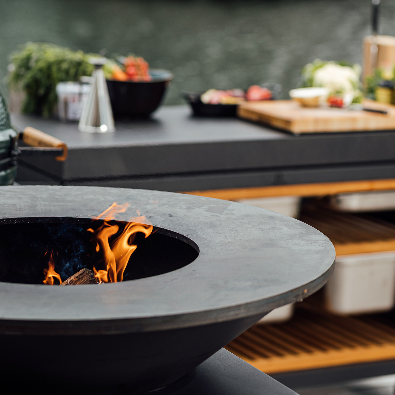 OFYR Island Black 85 Grill & Feuerstelle mit Arbeitsplatte Teakholz