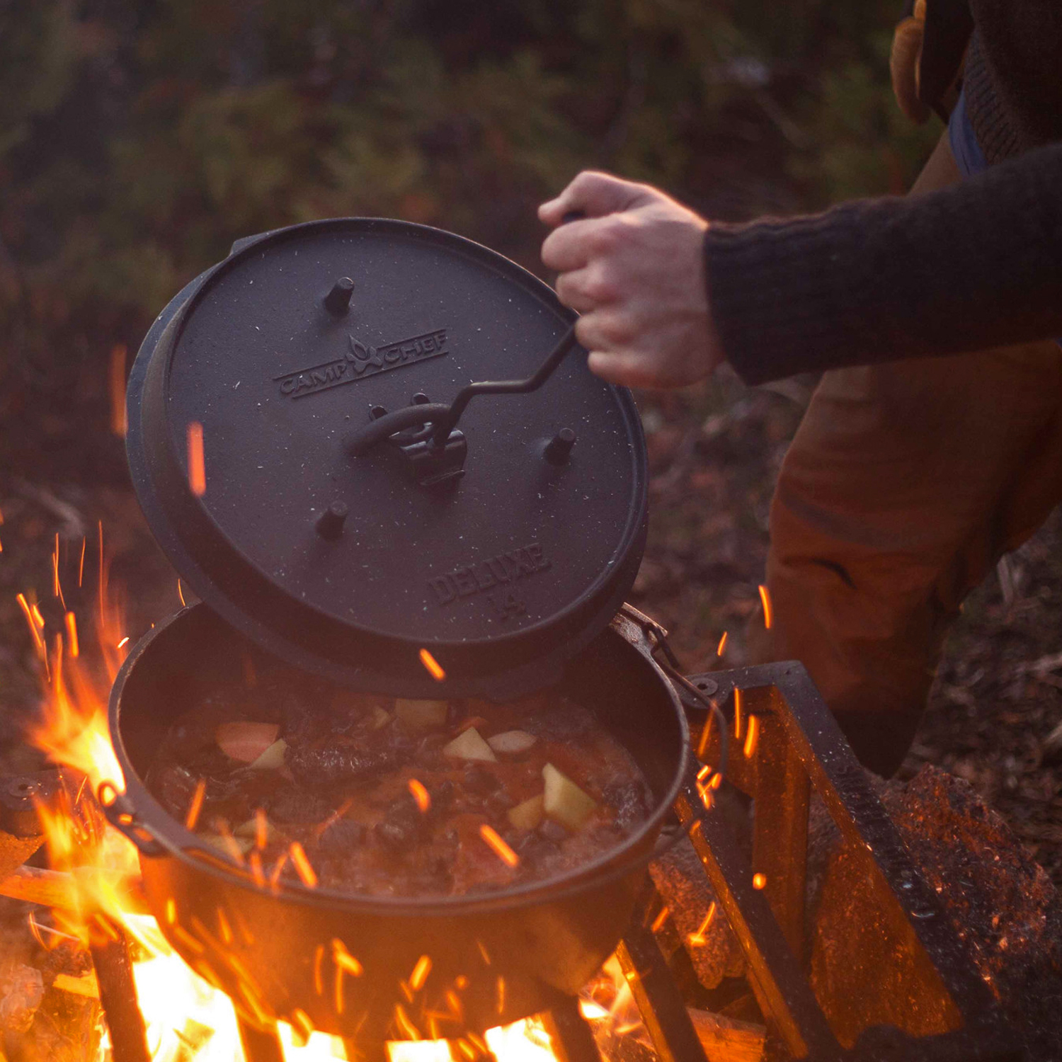 Camp Chef Deluxe Dutch Oven 14"