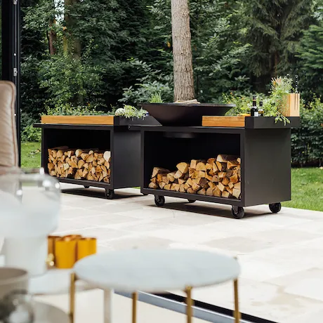 Der Grillwagen Island Black 100 PRO mit Arbeitsplatte aus Teakholz von OFYR verfügt über eine große Grillfläche. Im offenen Unterbau ist Platz für die Grillkohle und weiteres Zubehör.