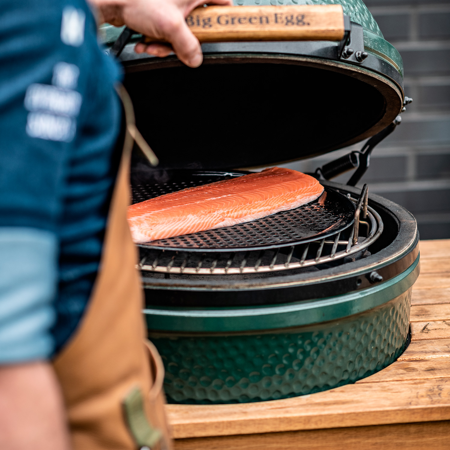 Big Green Egg Tisch aus Eukalyptusholz für Large