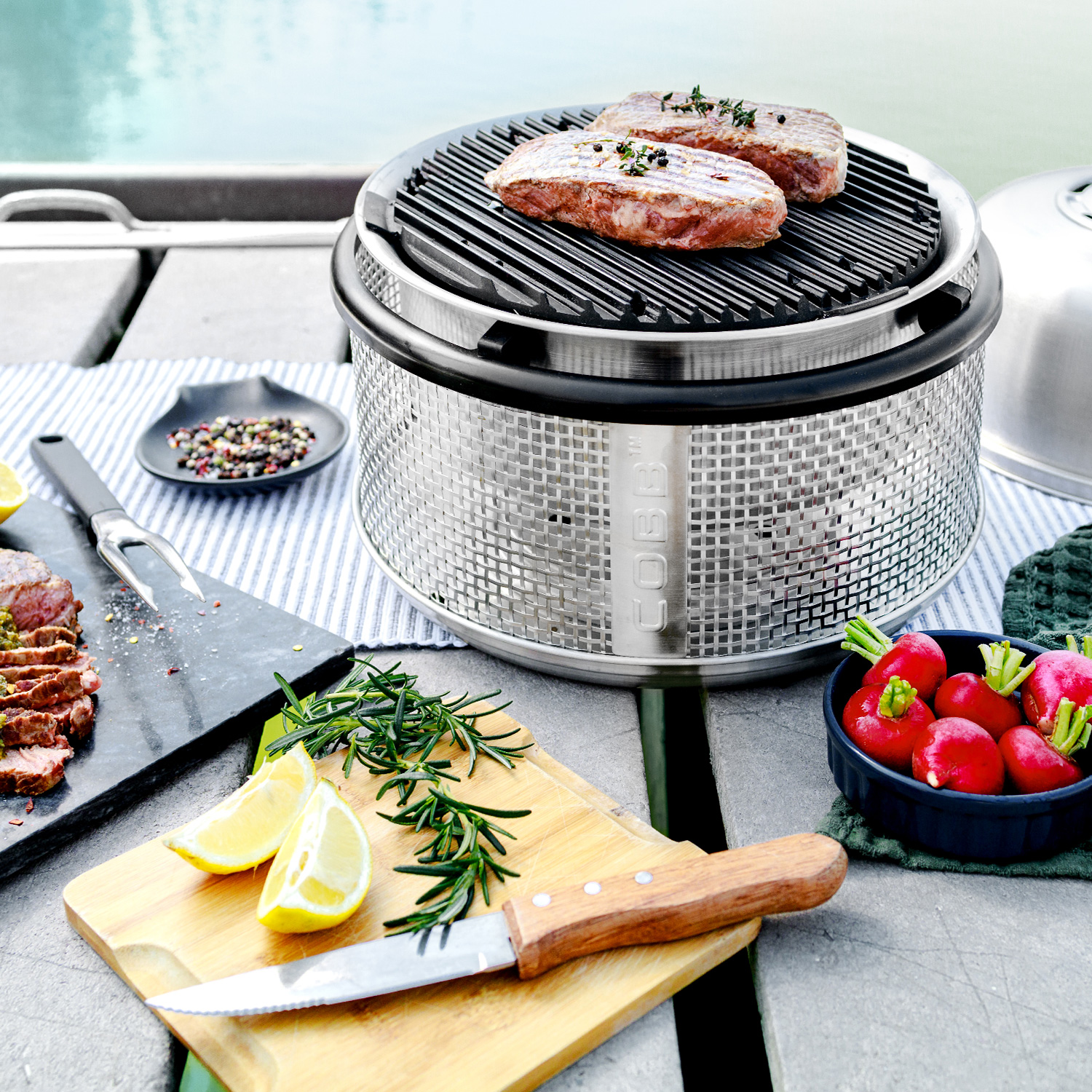 Cobb Premier Air Deluxe Holzkohle-Edelstahlgrill inkl. Griddle+ Grillplatte