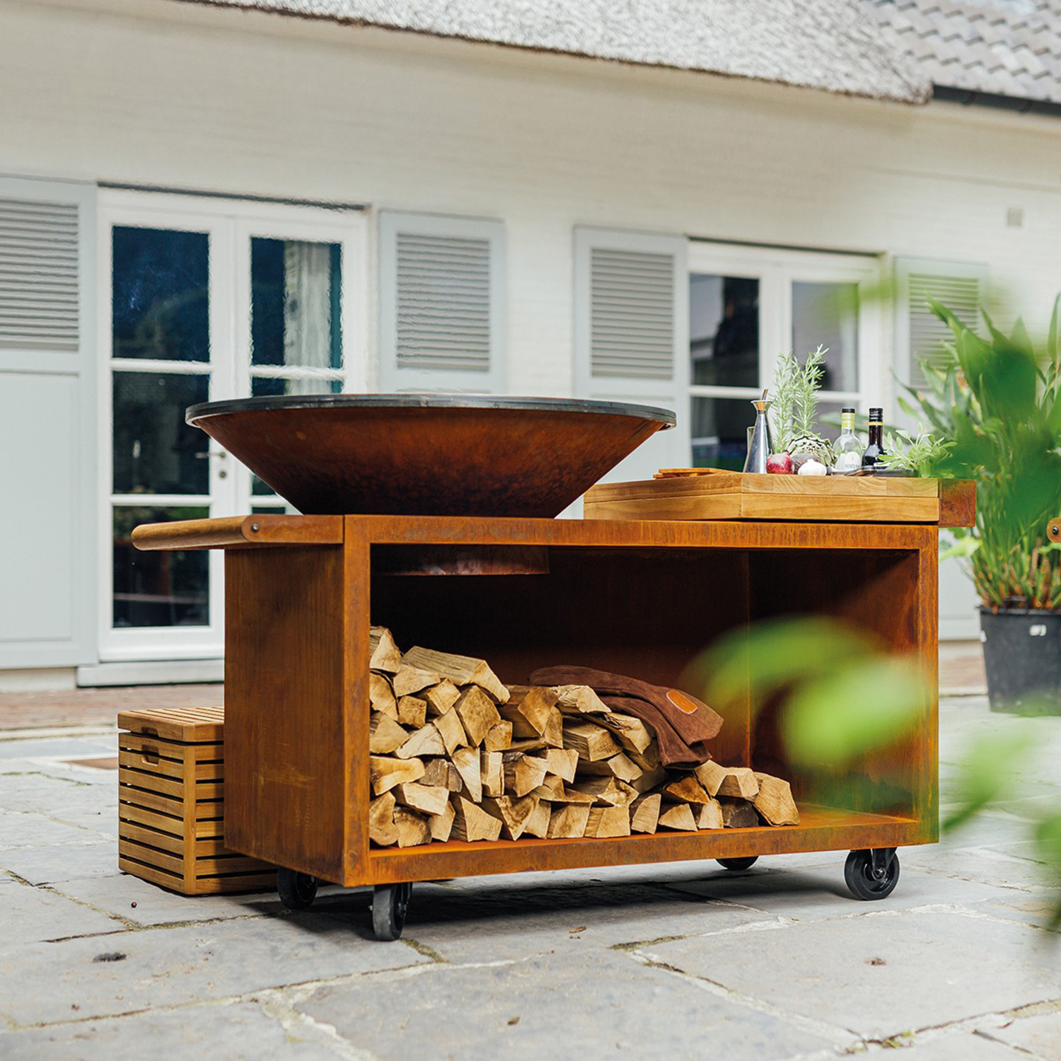 OFYR Island Corten 100 PRO Grill & Feuerstelle mit Arbeitsplatte Teakholz