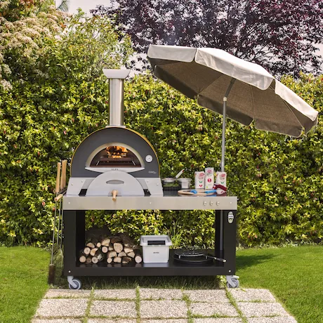 Alfa Pizzaofen mit Unterbau und Sonnenschirm im Garten