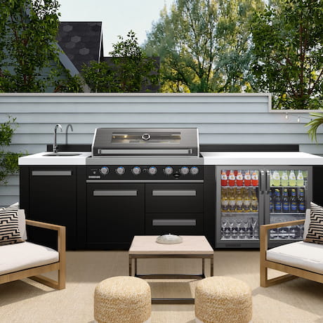 Elegante Outdoor-Küche mit Grill, Spüle und Kühlschrank