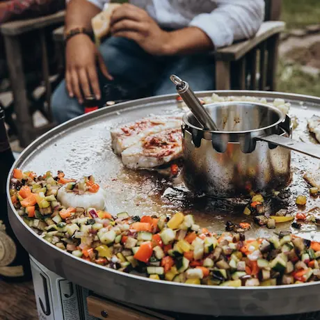 Monolith Grillplatte mit fisch und gemüse